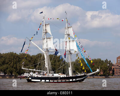 Il TS Royalist, prendendo parte alla parata di vela, durante il Festival dei Velieri, Greenwich. Foto Stock