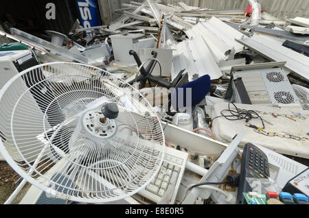 Fine della linea operativo per macchine per ufficio ora in attesa di essere scartato per rottami di metallo in scrapyard riciclaggio recupero Foto Stock