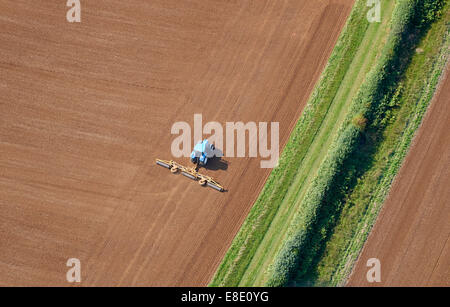 Vista aerea di un trattore, aratura in Cotswolds, Goucestershire, England, Regno Unito Foto Stock