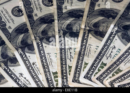 Molte centinaia di fatture del dollaro ventaglio sul tavolo Foto Stock