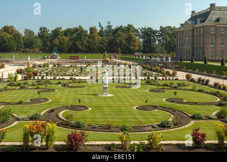 Apeldoorn, Gelderland, Paesi Bassi: vista posteriore sulla Paleis Het Loo (in inglese: il bosco Palace ) del giardino inferiore. Foto Stock