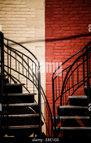 Scale simmetriche con due colori diversi. Rosso e beige Foto Stock
