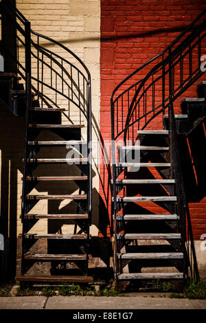 Scale simmetriche con due colori diversi. Rosso e beige Foto Stock