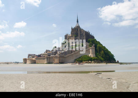 Mont st. Michel, Francia 13 giugno 2014: Abbazia di Mont St Michel. Vista dell'abbazia dal sands con la bassa marea. Ci sono alcune nazioni unite Foto Stock