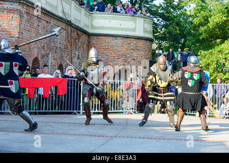 Gli appassionati dei vecchi cavalieri mostrano i loro costumi e le competenze in un duello presso il Centro Culturale "castello" - Lesnica a Wroclaw in Polonia Foto Stock