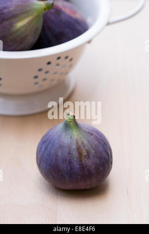Ficus carica. Le figure in un colapasta di smalto su una tavola di legno. Foto Stock