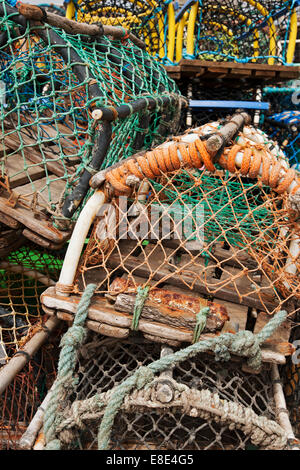 Primo piano di pentole di aragosta di granchio trappola per la pesca cattura l'attrezzatura sulla banchina North Yorkshire Inghilterra Regno Unito Gran Bretagna Foto Stock