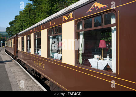 Pullman train Dining Carriages carrozze pullman presso la stazione ferroviaria di Grosmont NYMR North Yorkshire Inghilterra Regno Unito Gran Bretagna Foto Stock