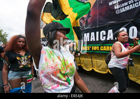 Balli e feste annuali al carnevale di Notting Hill a Londra 2014 Foto Stock