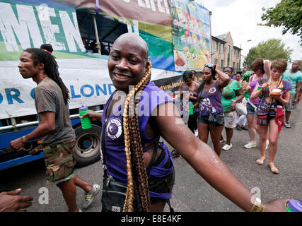 Balli e feste annuali al carnevale di Notting Hill a Londra 2014 Foto Stock