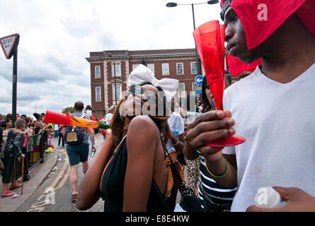 Balli e feste annuali al carnevale di Notting Hill a Londra 2014 Foto Stock