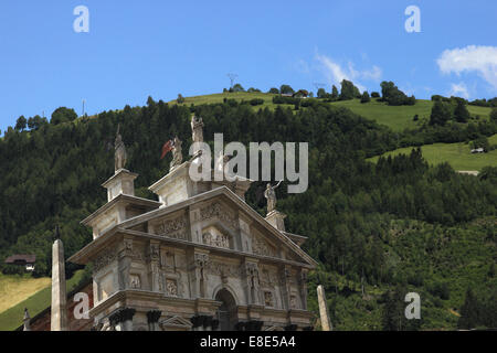 Frammento di una facciata della cattedrale in montagna Foto Stock