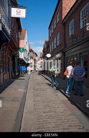 Persone visitatori turisti camminare lungo gli Shambles in estate York North Yorkshire Inghilterra Regno Unito GB Gran Bretagna Foto Stock