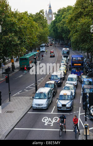 Il traffico sul Victoria Embankment, Londra England Regno Unito Regno Unito Foto Stock
