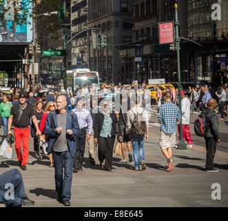 La Folla di pedoni camminare lungo la Fifth Avenue a New York venerdì 3 ottobre, 2014. (© Richard B. Levine) Foto Stock