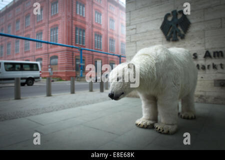 Berlino, Germania, Eisbaerstatue presso il Foreign Office Foto Stock