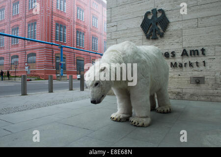 Berlino, Germania, Eisbaerstatue presso il Foreign Office Foto Stock