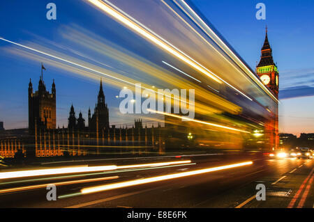 Sentieri luce lasciati da autobus a due piani passando dal Big ben sul ponte di Westminster, Londra Inghilterra Regno Unito Foto Stock