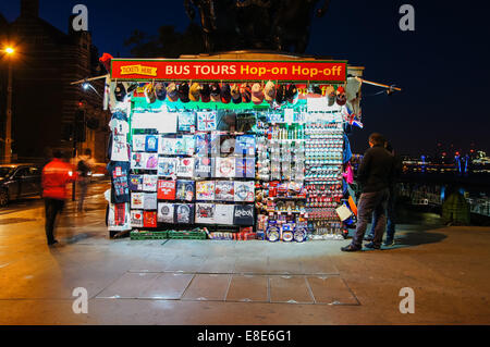 Chiosco con Londra negozio di souvenir sul Westminster Bridge, Londra England Regno Unito Regno Unito Foto Stock