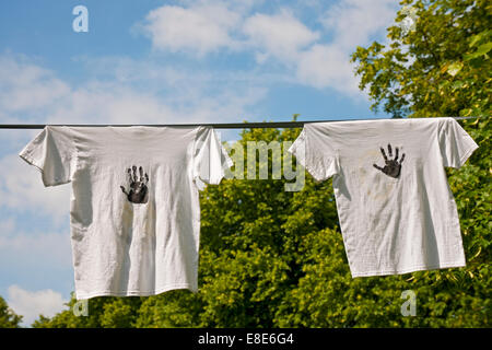 Magliette decorate con stampe a mano su una linea North Yorkshire England Regno Unito Regno Unito GB Gran Bretagna Foto Stock