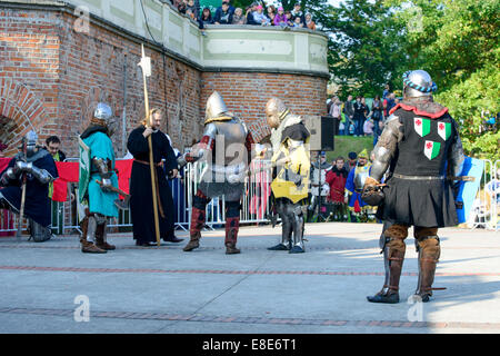 Gli appassionati dei vecchi cavalieri mostrano i loro costumi e le competenze in un duello presso il Centro Culturale "castello" - Lesnica a Wroclaw in Polonia Foto Stock