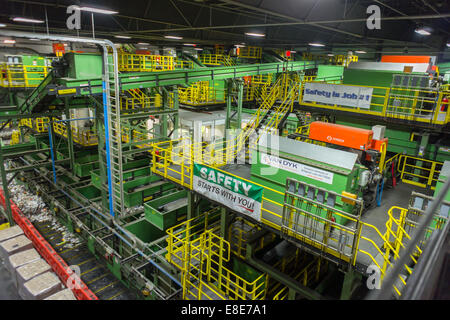 Indicazioni per la promozione della sicurezza sulle macchine per la lavorazione di recyclables dalla città del marciapiede - Programma di riciclo Foto Stock