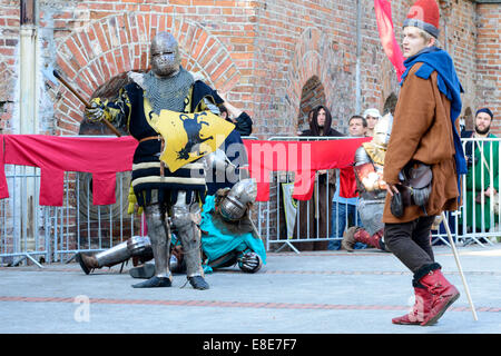 Gli appassionati dei vecchi cavalieri mostrano i loro costumi e le competenze in un duello presso il Centro Culturale "castello" - Lesnica a Wroclaw in Polonia Foto Stock