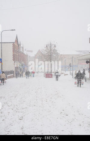 Neve neve neve Blizzard nel centro di Barry 1st Gennaio 2012 PHILLIP ROBERTS Foto Stock