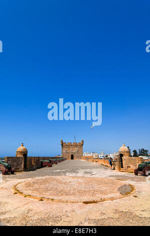 Vista verticale della fortezza in Essaouira in una giornata di sole. Foto Stock