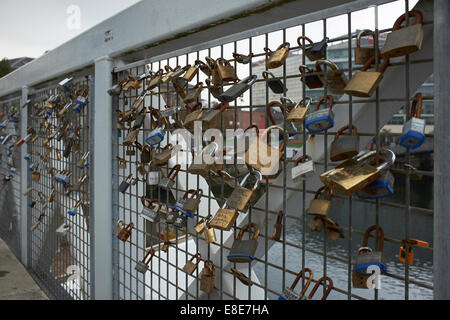Amore si blocca sul Lagan weir passerella in Belfast City Centre Foto Stock