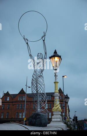 Faro di speranza scultura di Andy Scott a Piazza di ringraziamento Belfast City Centre Foto Stock