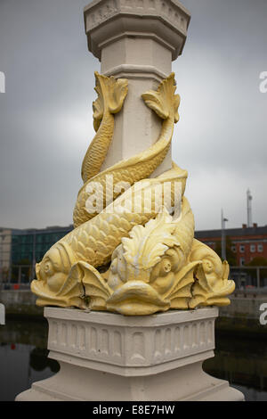 Dettaglio decorativo del Vittoriano lampioni sul ponte del Queens Belfast City Centre Foto Stock