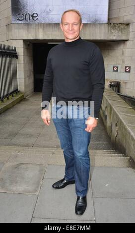 Ritirato South African rugby union 'Springboks' giocatore Francois Pienaar lancia un giovane World Summit che si svolge a Dublino di quest'anno, con un gigantesco murale verticale sul lato del Trinity College da artista di strada Joe Caslin, Trinity College... Dotato di: Francois Pienaar dove: Dublino, Irlanda quando: 03 Apr 2014 Foto Stock