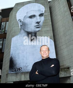 Ritirato South African rugby union 'Springboks' giocatore Francois Pienaar lancia un giovane World Summit che si svolge a Dublino di quest'anno, con un gigantesco murale verticale sul lato del Trinity College da artista di strada Joe Caslin, Trinity College... Dotato di: Francois Pienaar dove: Dublino, Irlanda quando: 03 Apr 2014 Foto Stock