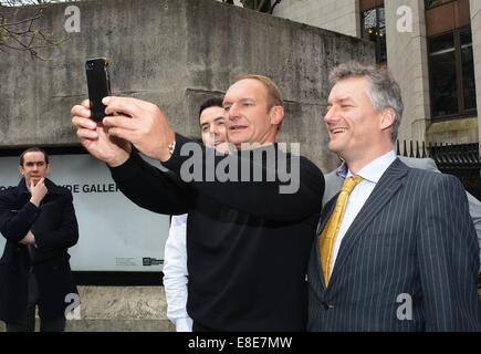 Ritirato South African rugby union 'Springboks' giocatore Francois Pienaar lancia un giovane World Summit che si svolge a Dublino di quest'anno, con un gigantesco murale verticale sul lato del Trinity College da artista di strada Joe Caslin, Trinity College... Dotato di: Joe Caslin,Francois Pienaar,Paddy Prendergast dove: Dublino, Irlanda quando: 03 Apr 2014 Foto Stock