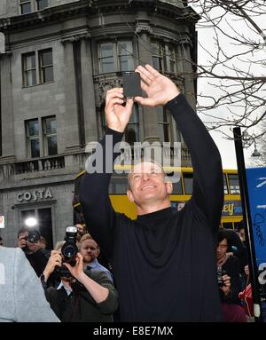 Ritirato South African rugby union 'Springboks' giocatore Francois Pienaar lancia un giovane World Summit che si svolge a Dublino di quest'anno, con un gigantesco murale verticale sul lato del Trinity College da artista di strada Joe Caslin, Trinity College... Dotato di: Francois Pienaar dove: Dublino, Irlanda quando: 03 Apr 2014 Foto Stock