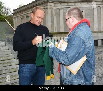 Ritirato South African rugby union 'Springboks' giocatore Francois Pienaar lancia un giovane World Summit che si svolge a Dublino di quest'anno, con un gigantesco murale verticale sul lato del Trinity College da artista di strada Joe Caslin, Trinity College... Dotato di: Francois Pienaar dove: Dublino, Irlanda quando: 03 Apr 2014 Foto Stock