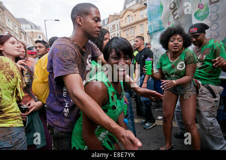 Balli e feste annuali al carnevale di Notting Hill a Londra 2014 Foto Stock