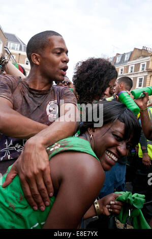 Balli e feste annuali al carnevale di Notting Hill a Londra 2014 Foto Stock