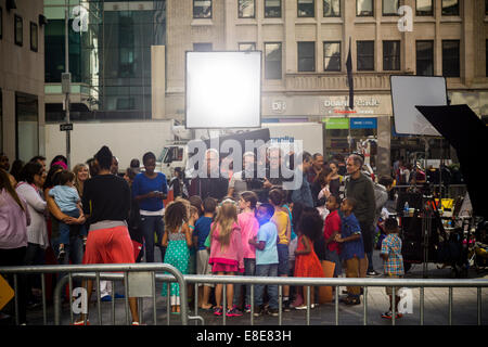 Una produzione televisiva che coinvolgono i bambini nel Rockefeller Center di New York venerdì 3 ottobre, 2014. (© Richard B. Levine) Foto Stock