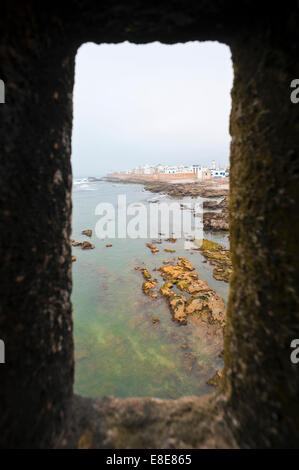 Vista verticale di Essaouira attraverso un oblò di piazza del porto bastioni. Foto Stock