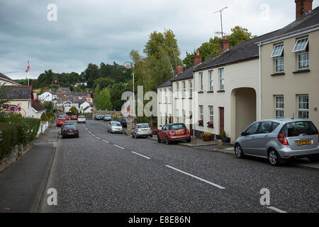 Case a fianco della strada principale che attraversa il villaggio Loughgall nella contea di Armagh nell'Irlanda del Nord Regno Unito Foto Stock