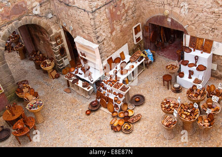 Orizzontale vista aerea di negozi che vendono souvenir in legno a Essaouira Foto Stock