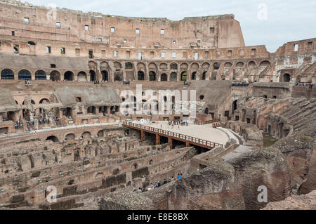 All'interno del simbolo di Roma, il colosseo Foto Stock