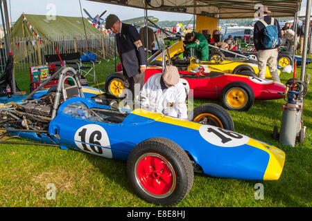 Una linea di classic vintage Lotus Cars Racing nell area dei box al Goodwood 2014, West Sussex, Regno Unito Foto Stock