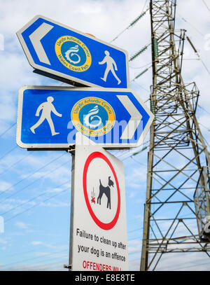 Waymarkers sul nuovo Wales coast Path intorno a tutta la costa gallese qui passando attraverso i terreni industriali vicino Cepstow Foto Stock