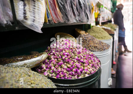 Orizzontale fino in prossimità di un negozio pieno di erbe e spezie nel souk di Marrakech. Foto Stock