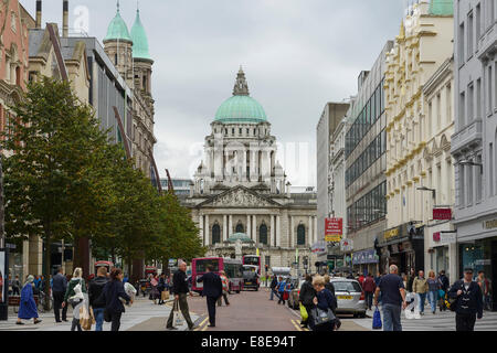 Una strada principale dello shopping di guardare verso il Municipio di Belfast City Centre Foto Stock