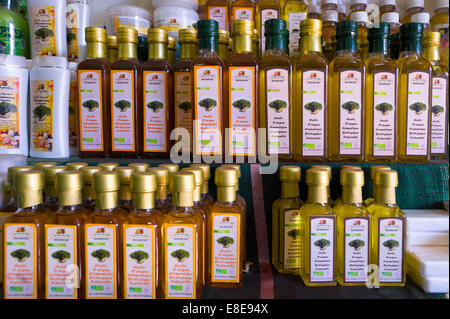 Orizzontale fino in prossimità di un negozio di bottiglie di olio di Argan nel souk di Marrakech. Foto Stock