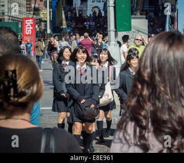 Gruppo di Giapponese studentesse in uniforme in Times Square a New York venerdì 3 ottobre, 2014. (© Richard B. Levine) Foto Stock